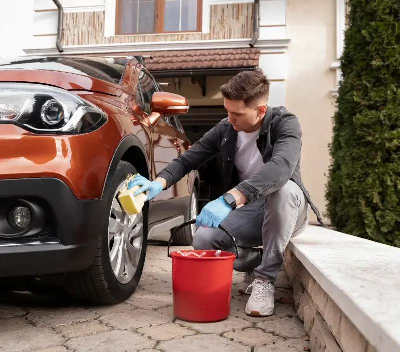 Lavage auto à domicile Saint-Senoux : professionnel intervenant sur un véhicule